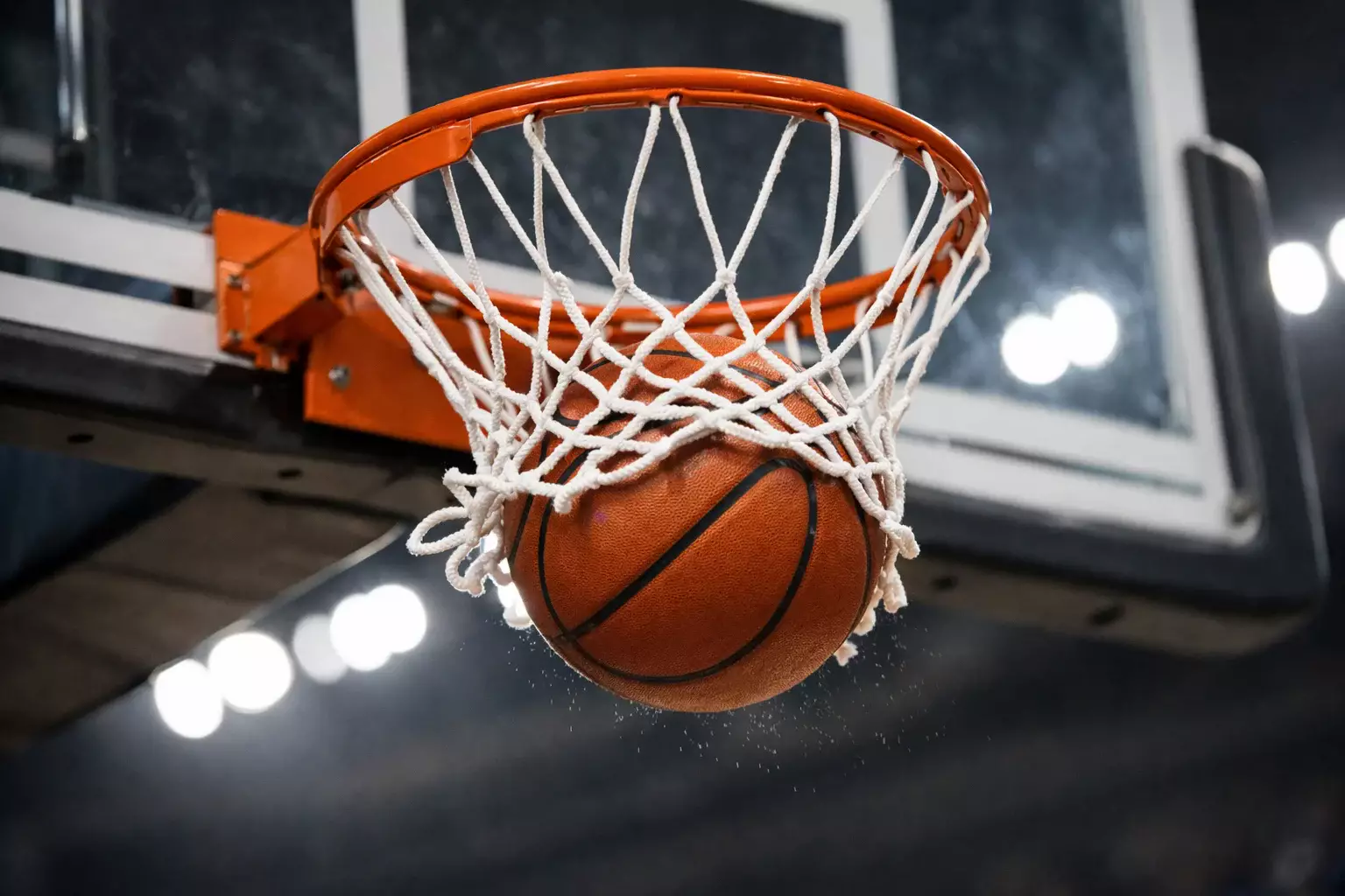 Basketball fliegt in den Korb symbolisiert Over/Under Punktewetten