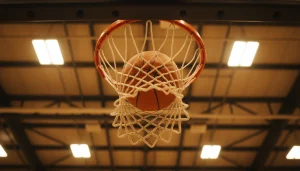 Basketball fliegt durch das Netz eines Korbs in einer beleuchteten Halle – Wetten Bonus